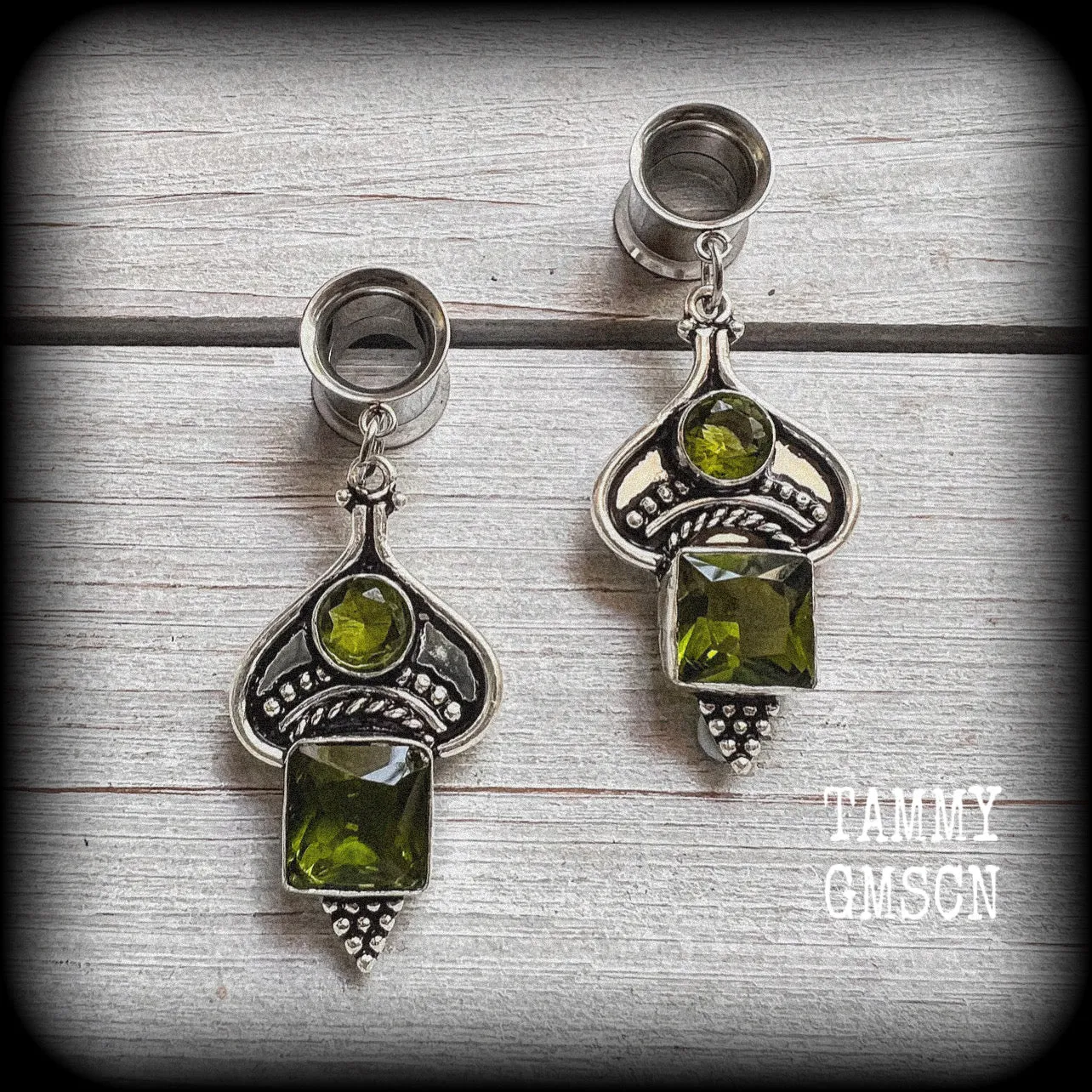 Peridot gemstone tunnel earrings-Boho ear gauges