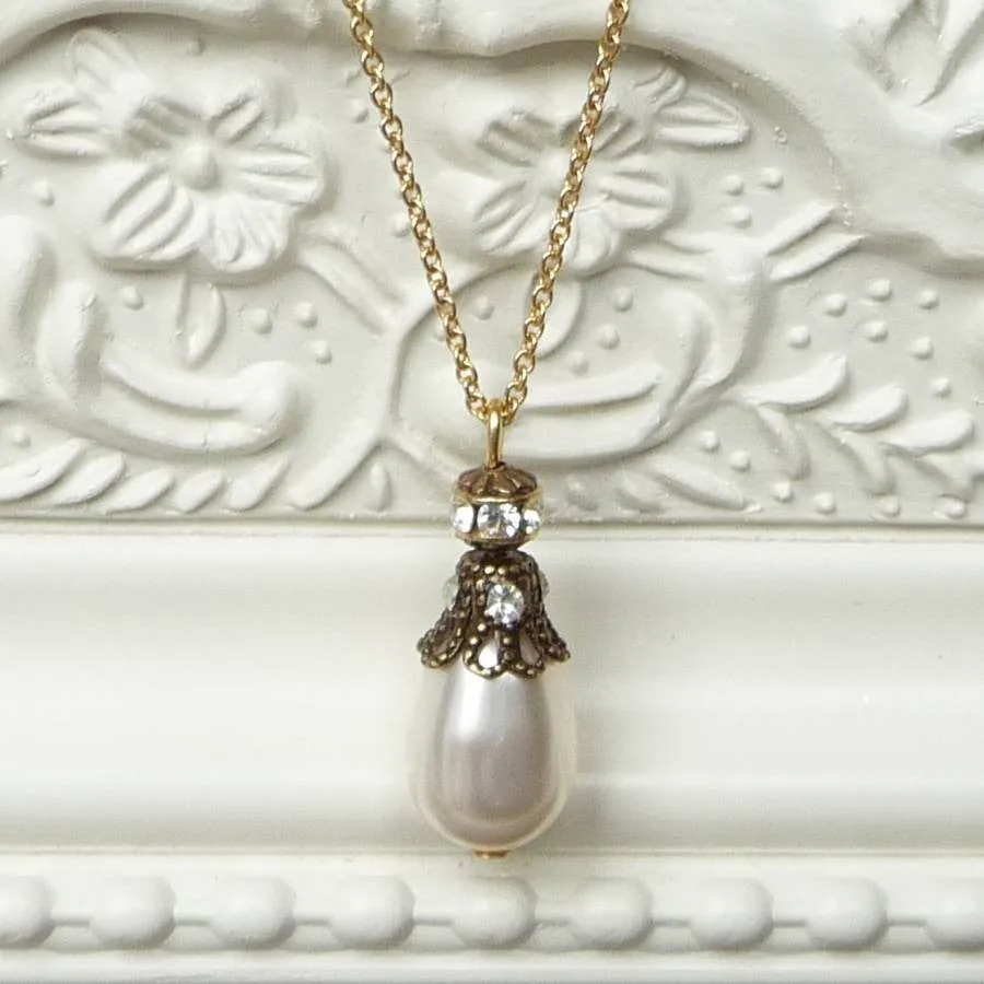 Rhinestone Embellished Pearl Pendant Necklace