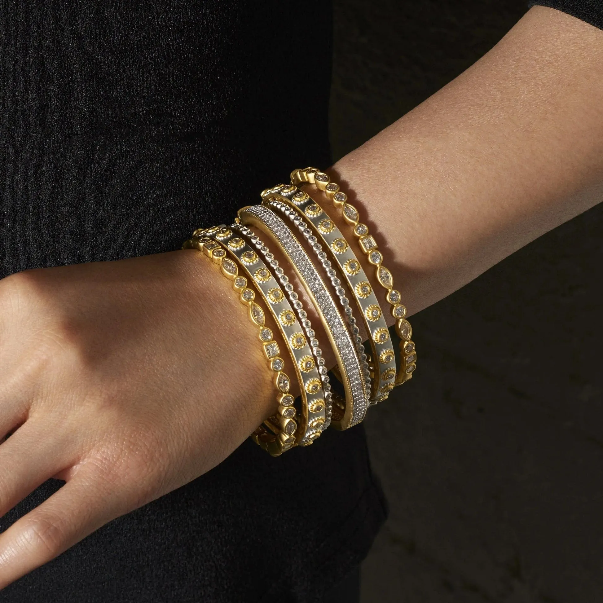 Signature Bezel Pavé Hinge Bangle - YRZB080144B-H