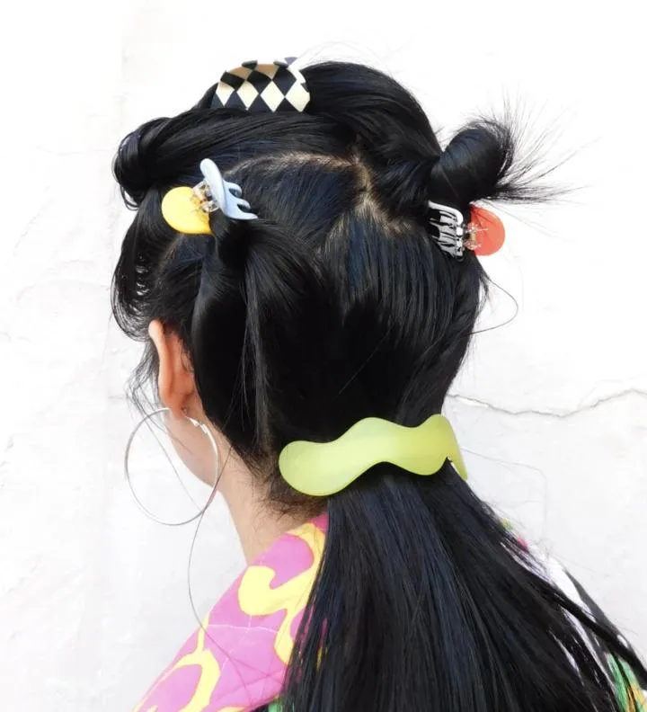 Wavy pony clip in lime