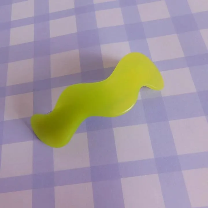 Wavy pony clip in lime